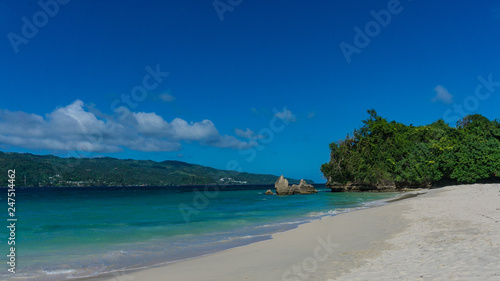 Felsen am Strand von Bacardi island, Isla Cayo Levantado, in der Karibik, nördlich des Äquators