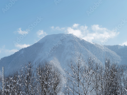 Blick von Rottach-Egern auf den Wallberg im winter