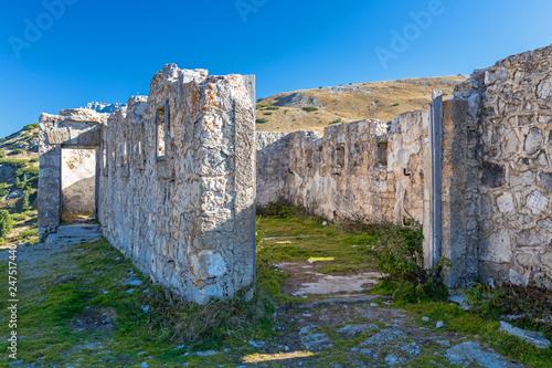 Fototapeta Ruine eines Forts auf dem Strudelkopfsattel, Dolomiten, Südtirol