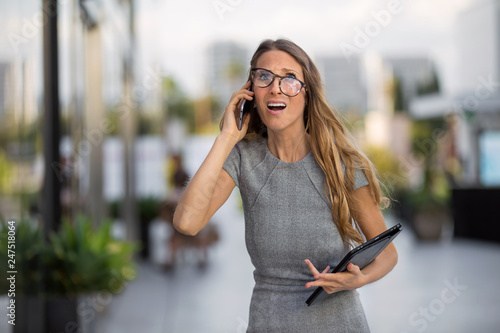 Bilde på lerret Flustered business executive in panic because of weak cell signal, overworked an