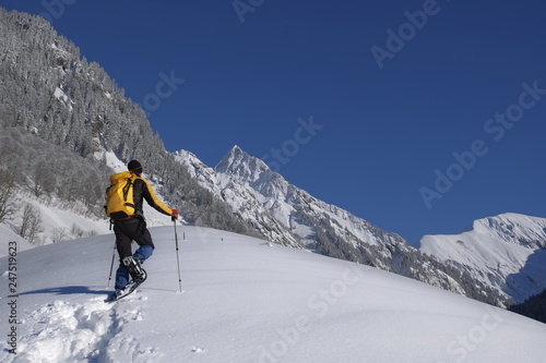 Wandern mit Schneeschuh in den Alpen