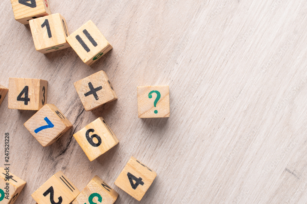 Wooden cubes with numbers. Teaching a child of preschool age mathematics. question mark. child learns numbers Wooden cubes with numbers. Teaching a child of preschool age mathematics. question mark. child learns numbers