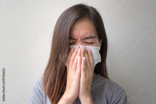 Asian women was influenza. she was coughing and wear hygienic mask.