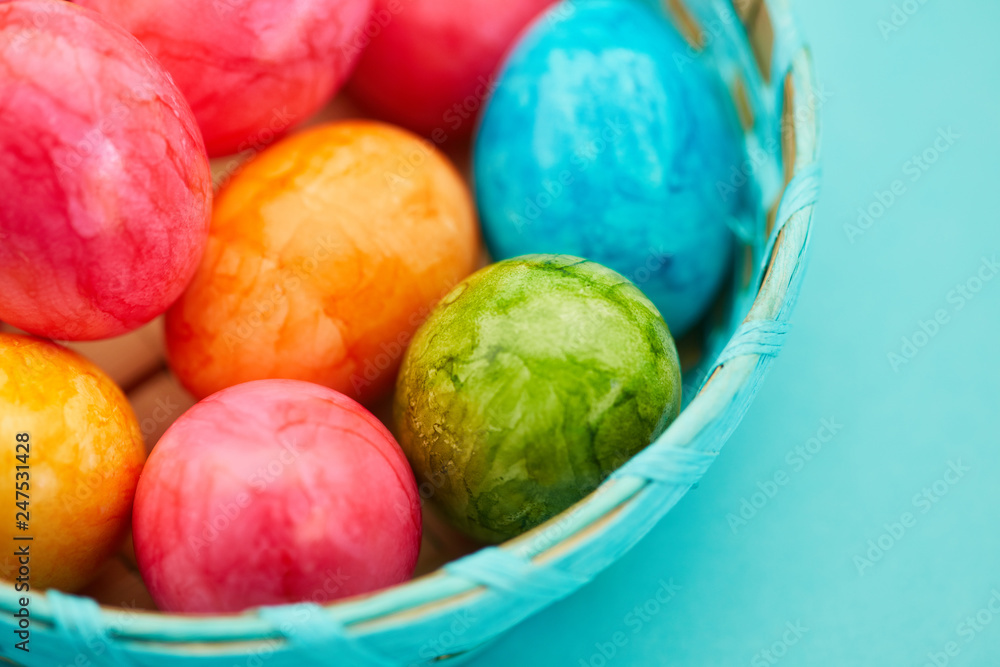 Bunte Ostereier im Korb zu Ostern Bunte Ostereier im Korb zu Ostern