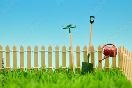 Werkzeuge für Gartenarbeit am Zaun vom Kleingarten