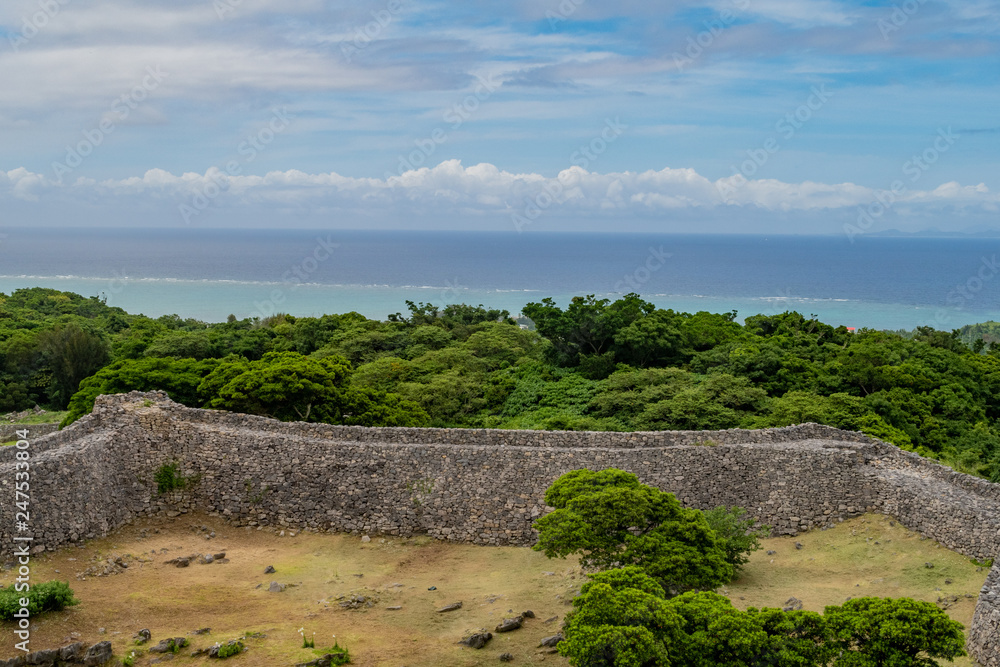 Fototapeta premium Beautiful beaches and a castle wall 沖縄県今帰仁城