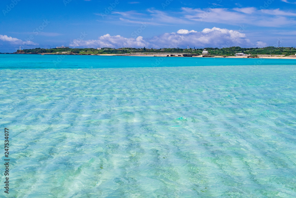 Fototapeta premium Piękne plaże 23 grzbiety piasku na wyspie Yoron w prefekturze Kagoshima