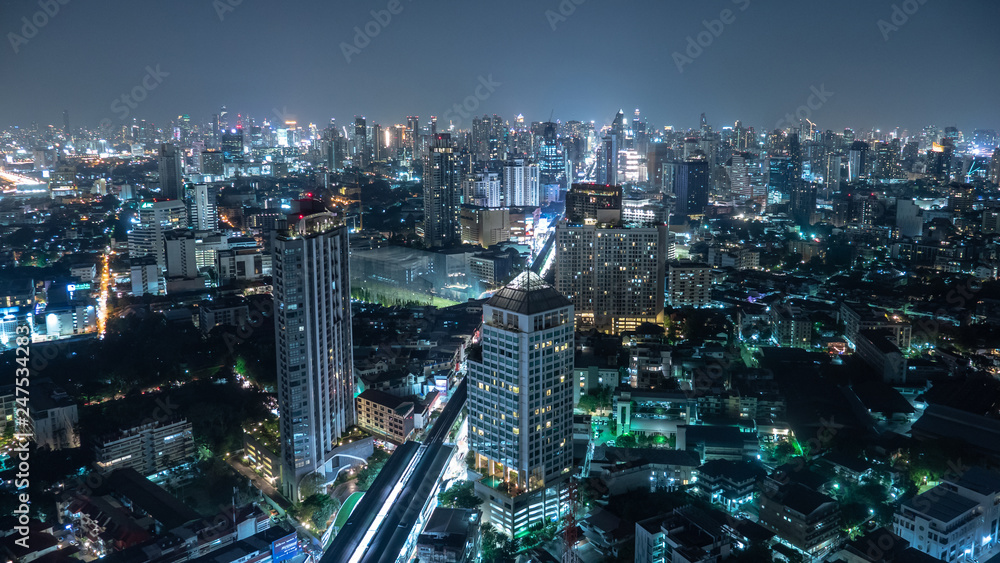 Obraz premium Business area in Bangkok, Thailand, showing buildings and traffic at night