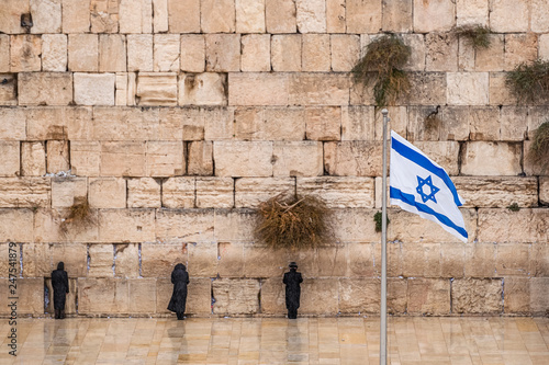 Obraz na płótnie Israeli flag against the western wall on a cloudy day w salonie