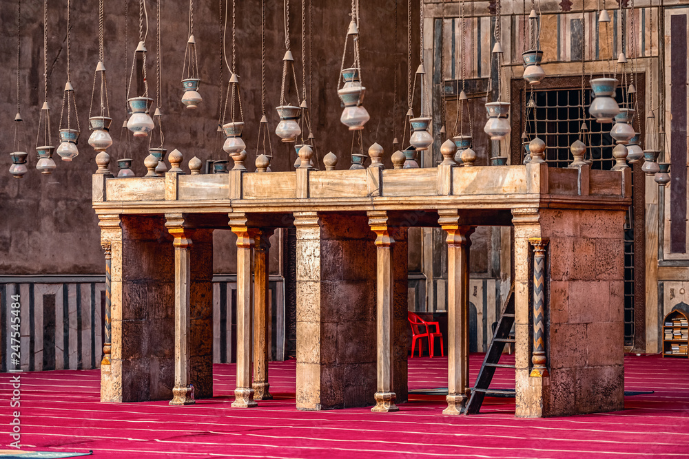 Φωτογραφία 18/11/2018 Cairo, Egypt, interior of the main hall for the prayers of the ancien