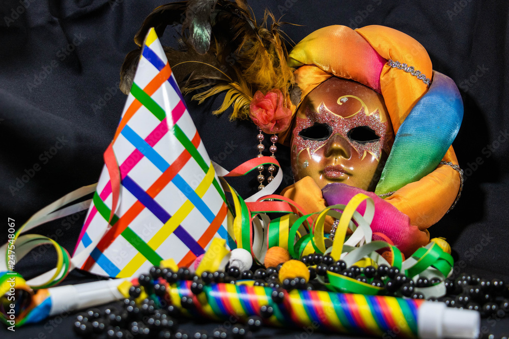 Déguisement de carnaval masque, chapeau, cotillons et serpentins Photos |  Adobe Stock