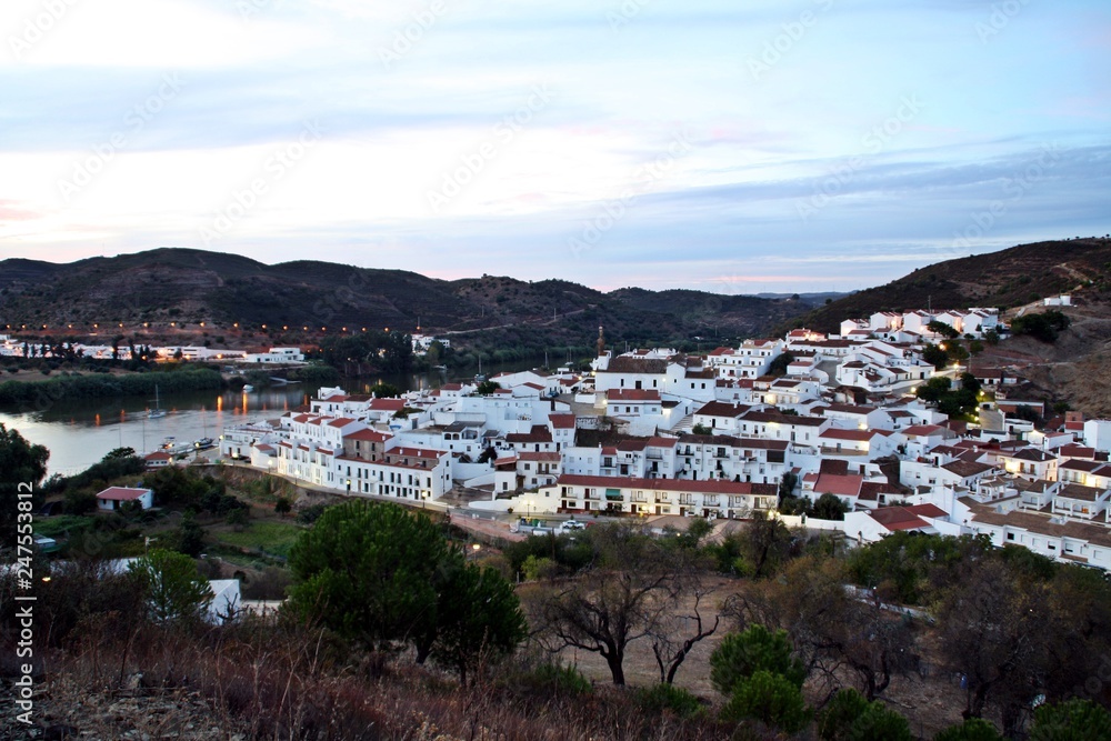 Fototapeta premium Atardecer en Sanlúcar de Guadiana, un pequeño y típico pueblo blanco andaluz en la frontera con Portugal (Alcoutim).