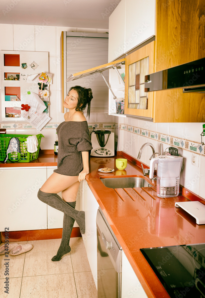 Mujer sexy desayunando en la cocina foto de Stock | Adobe Stock