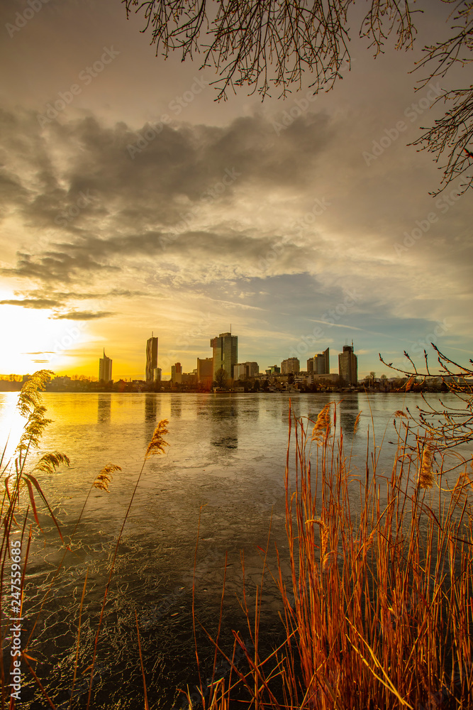 Obraz premium sunset on old danube river 