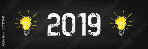 Glühbirnen 2019 auf schwarzer Kreidetafel Idee Innovation Strategie