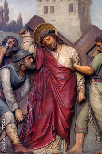 Cuadro en lienzo 5th Stations of the Cross, Simon of Cyrene carries the cross, Basilica of the Sa