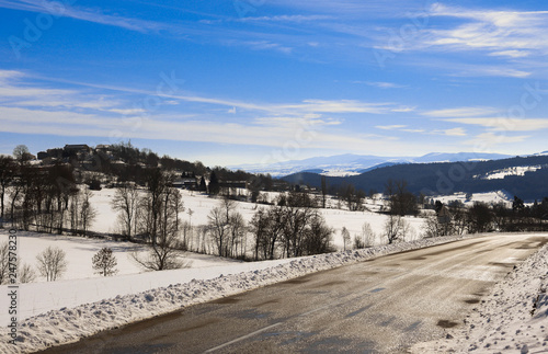 Route neige ciel bleu