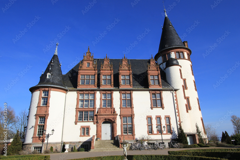 Schloss Klink an der Müritz (1898, Mecklenburg-Vorpommern) Schloss Klink an der Müritz (1898, Mecklenburg-Vorpommern)