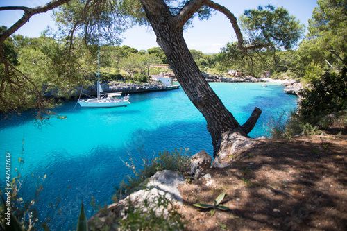 Fototapeta Naklejka Na Ścianę i Meble -  Boot in glasklarer Bucht