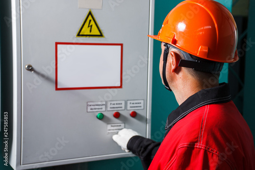 Quadro su tela a worker in a helmet controls the panel