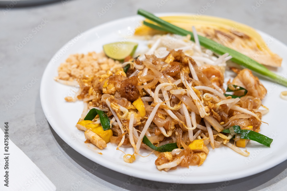 Pad Thai Goong Sod (Fried Rice Sticks with Shrimp), Fried noodle Thai style with prawns