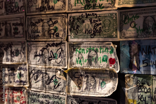 Wallart Dollarnoten an einer Wand in Key West, Florida Keys, Florida, USA
