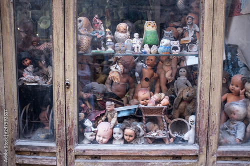 Grusliges verlassenes Schaufenster eines Puppengeschäfts