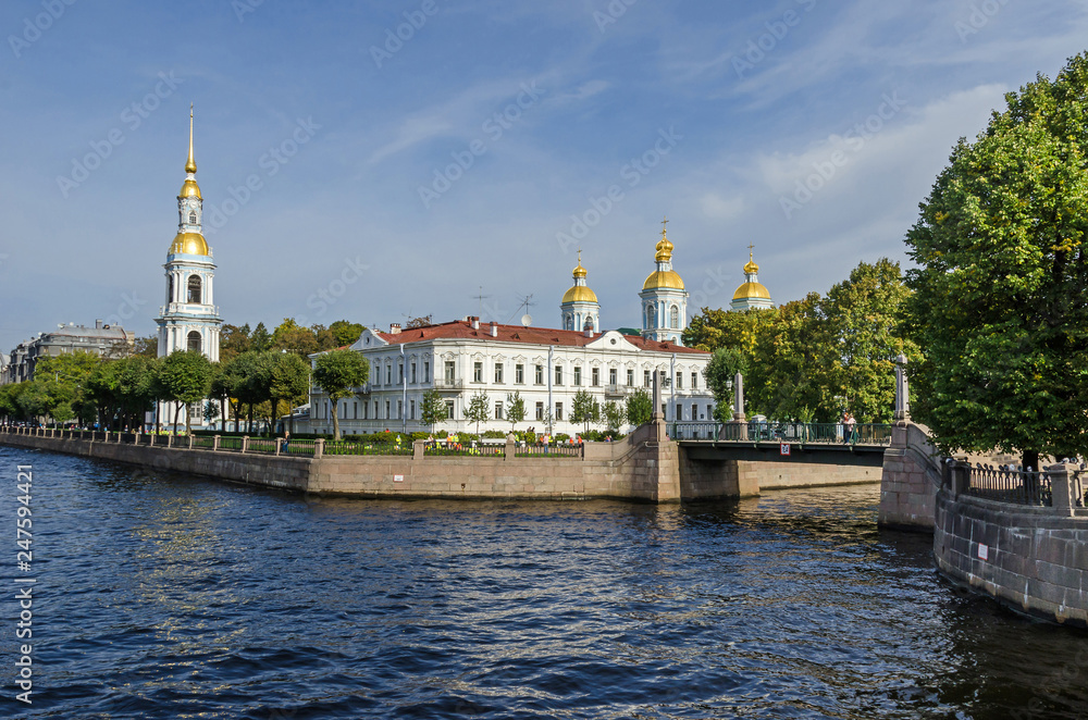 Fototapeta premium Corner of Kryukov Canal and Griboyedov Channel with the Krasnogvardeysky bridge and St. Nicholas Naval Cathedral in Saint Petersburg, Russia