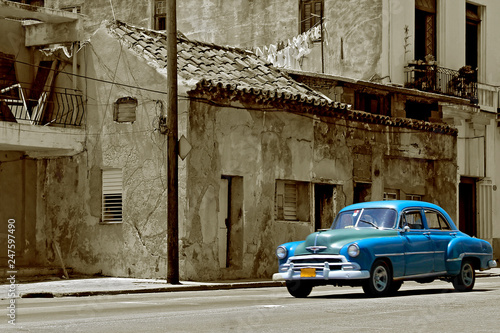 Street scene with vintage car in old town Havana © Anelik