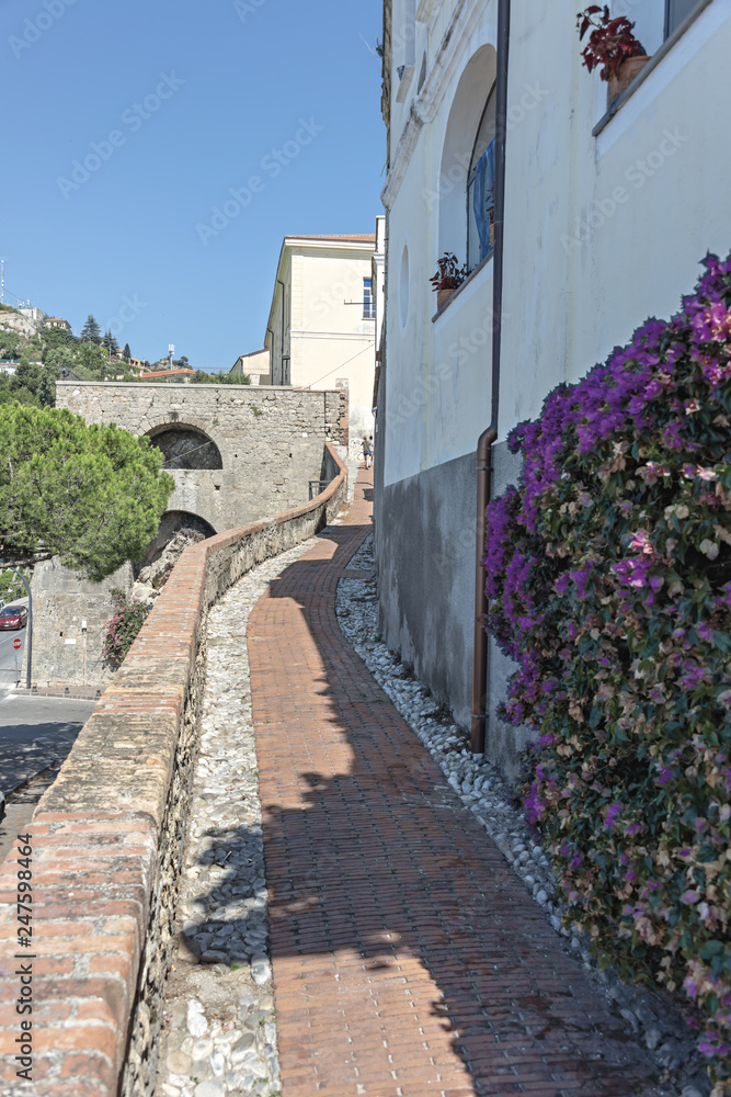 Italia Liguria Ventimiglia vicoli e piazzette del borgo vecchio