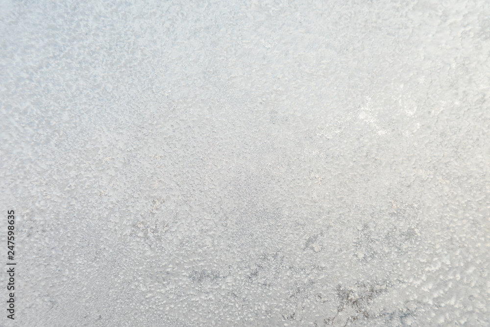 Obraz premium The background or texture of the hoar or rime on the window glass in the cold winter weather