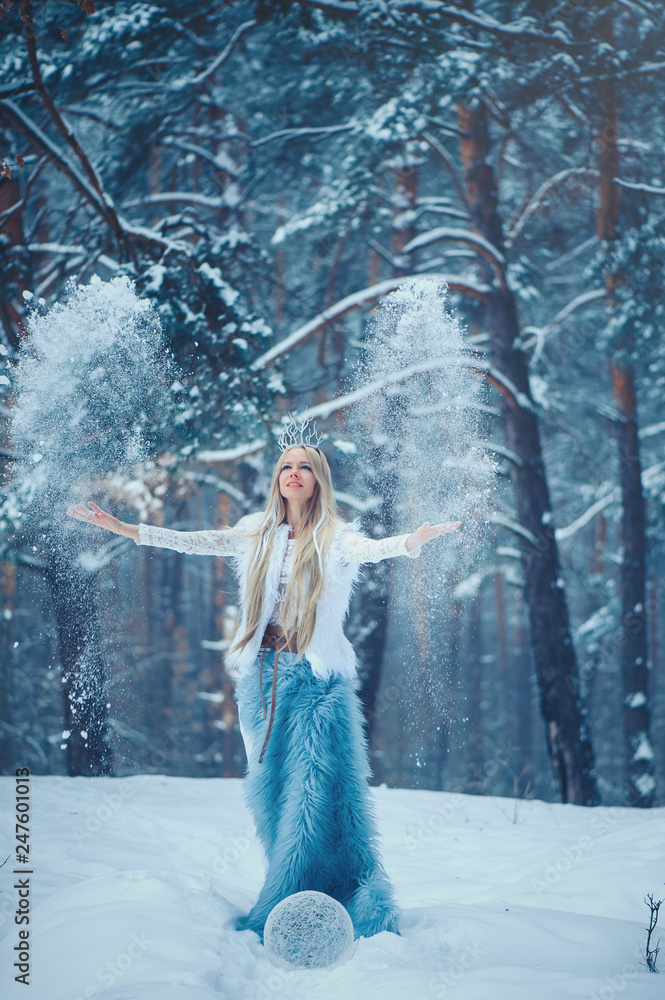 Winter Beauty Woman. Beautiful fashion model girl with snow hairstyle and  makeup in the winter forest. Festive makeup and manicure. Winter Queen with  snow and ice hairstyle Stock Photo