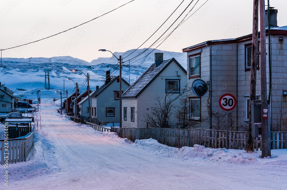 le strade di un paese di pescatori nell'inverno artico