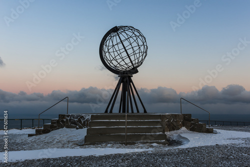 monumento di capo nord in inverno, norvegia