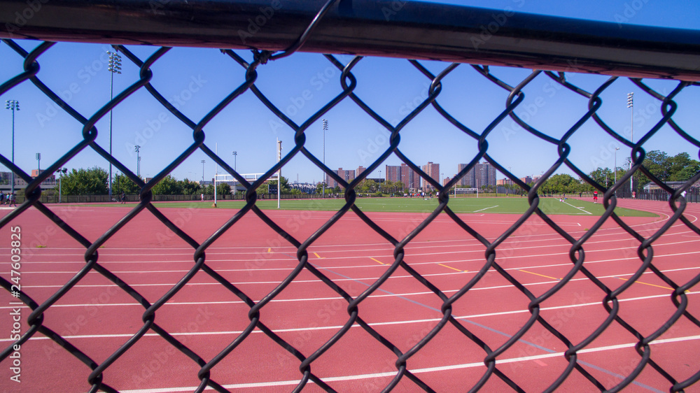 Fototapeta premium Pista de deporte tras la alambrada