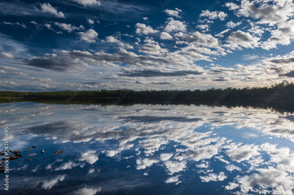 nubi riflesse sul lago in finlandia d'estate
