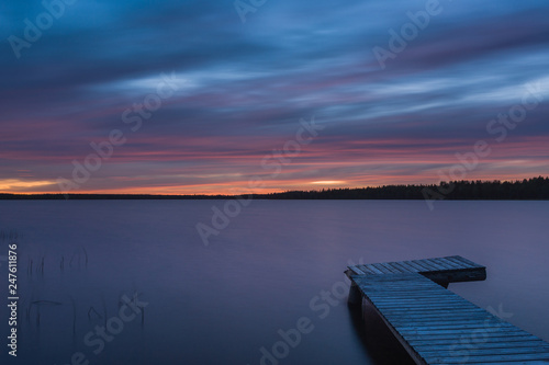 lunga esposizione sul lago. Estate in finlandia