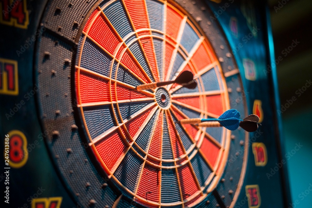Naklejka premium arrows in darts board. darts targer.