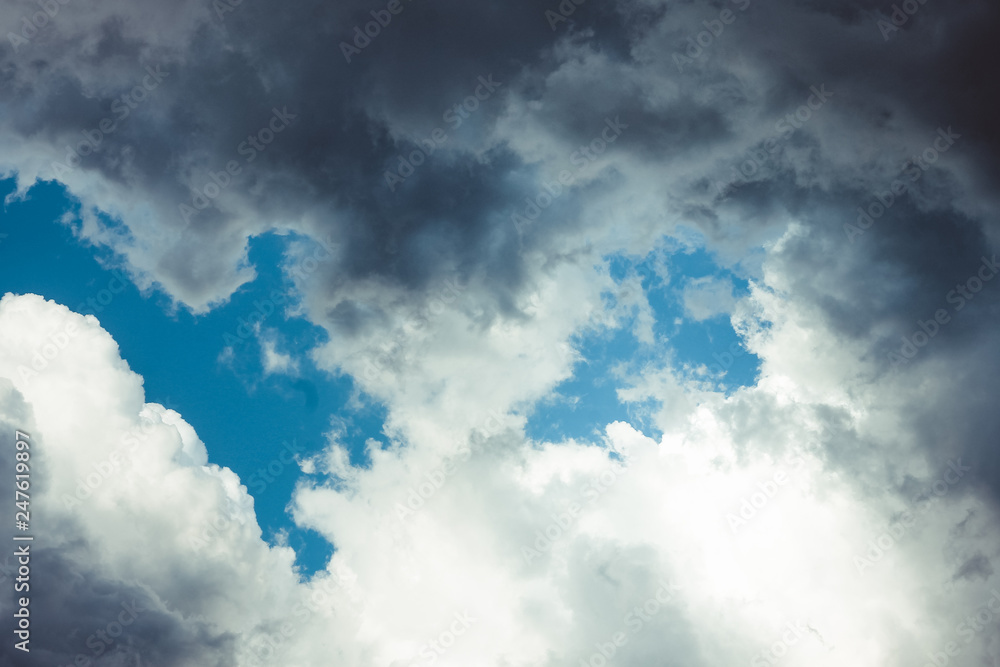 Obraz premium the sky closes with dark clouds before a thunderstorm