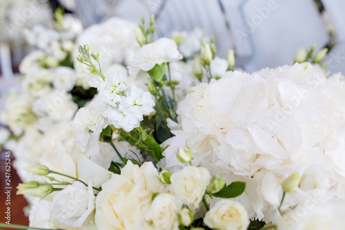 a large bouquet of white roses, texture