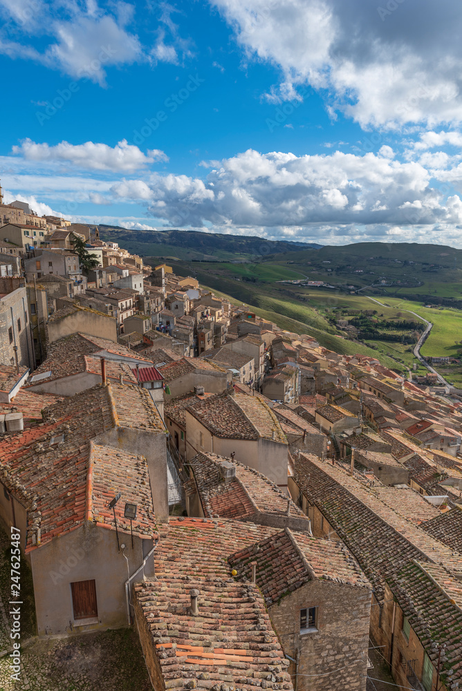 Il borgo Siciliano di Gangi visto dai tetti, provincia di Palermo IT