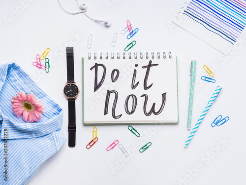 Billede på lærred Inspirational flat lay with stationery. Do it now