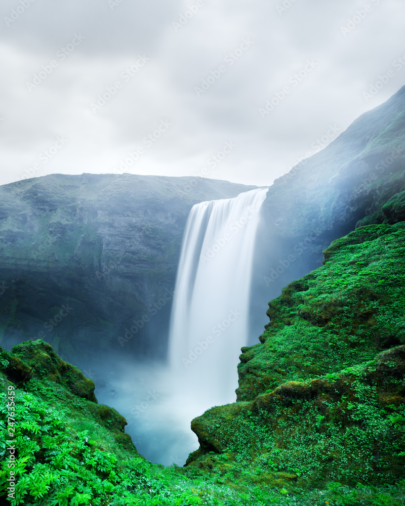Gordijnen met Beroemde Skogafoss-waterval op Skoga-rivier, IJsland #247635459