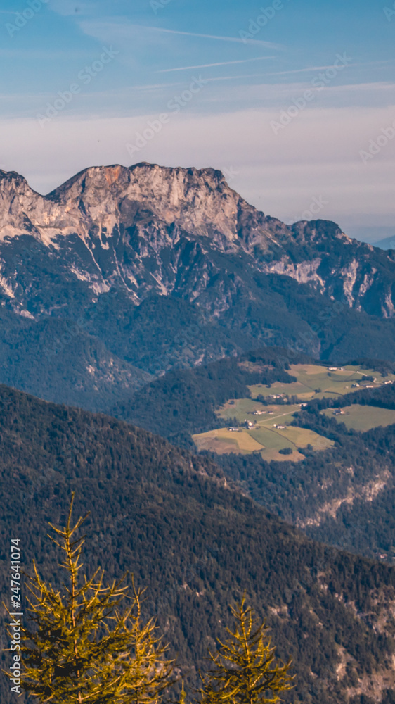 Obraz premium Tapeta na smartfona HD z pięknego alpejskiego widoku na Kehlsteinhaus - Eagle s Nest - Berchtesgaden - Bawaria - Niemcy