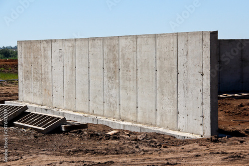 The organization of concrete work. Pouring concrete at a construction site. Construction of a new building. Filling of the basis and columns of a new building.