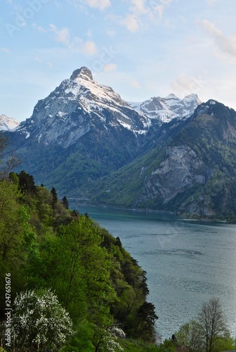 Der Berg Uri Rotstock und Berg Schlieren über dem Vierwaldstättersee - Urnersee mit Schnee auf dem Berggipfel, Schweizer Berge
