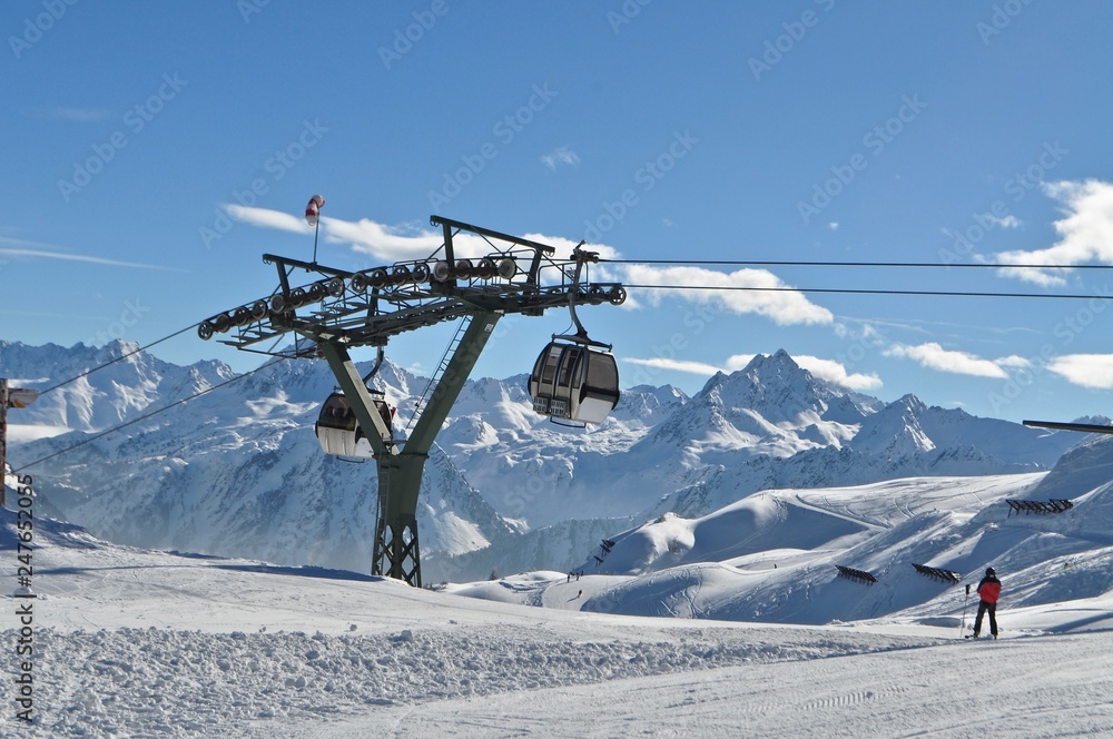 Obraz premium Gondellbahn in der Bergwelt und Skigebiet Montafon