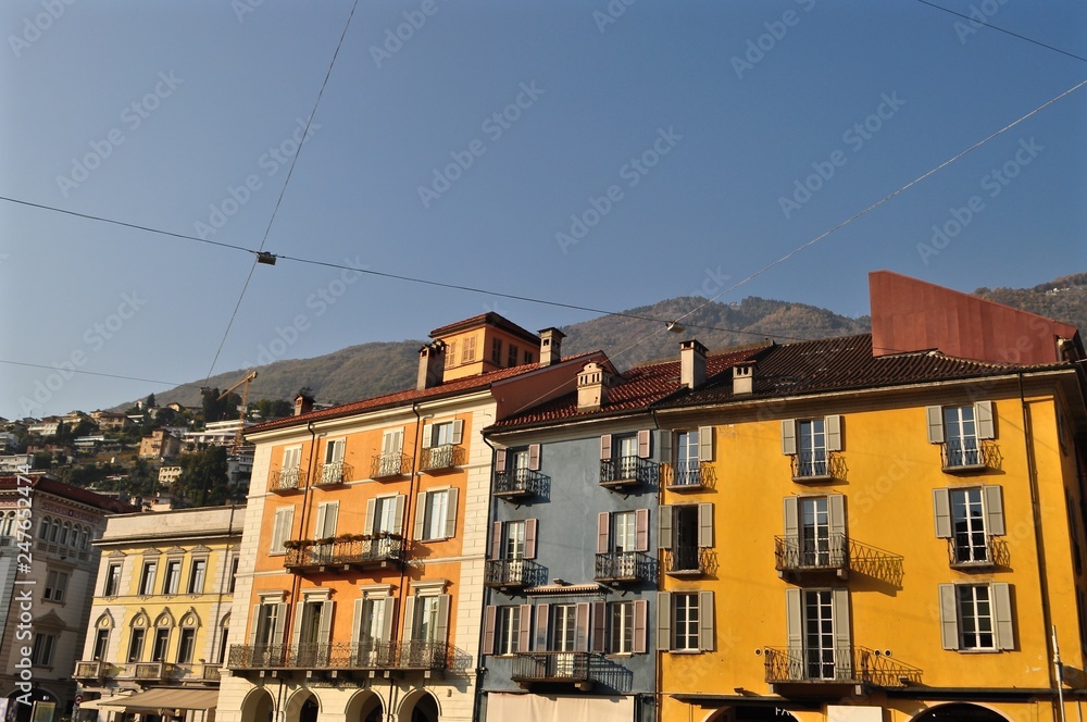 Bunte Häuser an der Piazza Grande in der Stadt Locarno, Tessin - Schweiz - Europa
