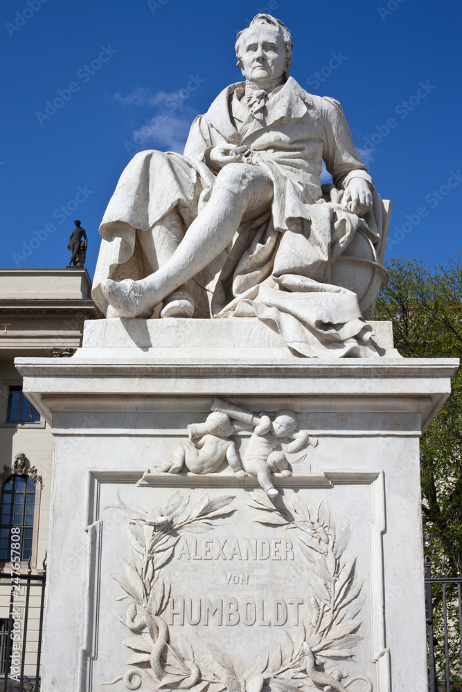 Obraz premium Alexander von Humboldt Statue in Berlin