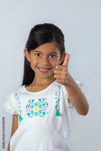 Foto Happiness smile approval negative smile latina Caucasia childhood pointing glass